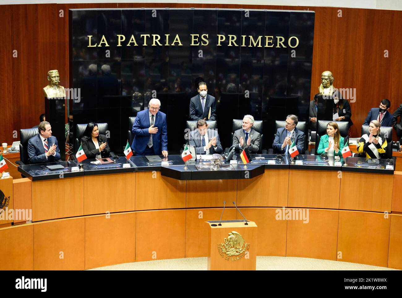 Mexiko Stadt, Mexique. 20th septembre 2022. Le Président allemand Frank-Walter Steinmeier (3L) est accueilli au Sénat par Alejandro Armenta Mier (M), Président du Sénat du Mexique. Le président Steinmeier et sa femme sont en visite de deux jours au Mexique. Credit: Bernd von Jutrczenka/dpa/Alamy Live News Banque D'Images