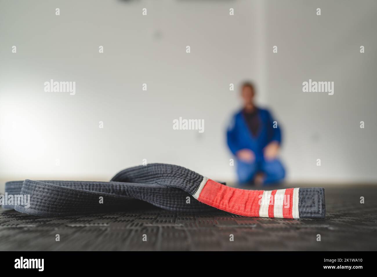 Brésil jiu jitsu bjj ceinture noire deuxième degré sur les tatami tapis à la salle de gym ou à l'académie arts martiaux concept copie espace sélectif foyer Banque D'Images