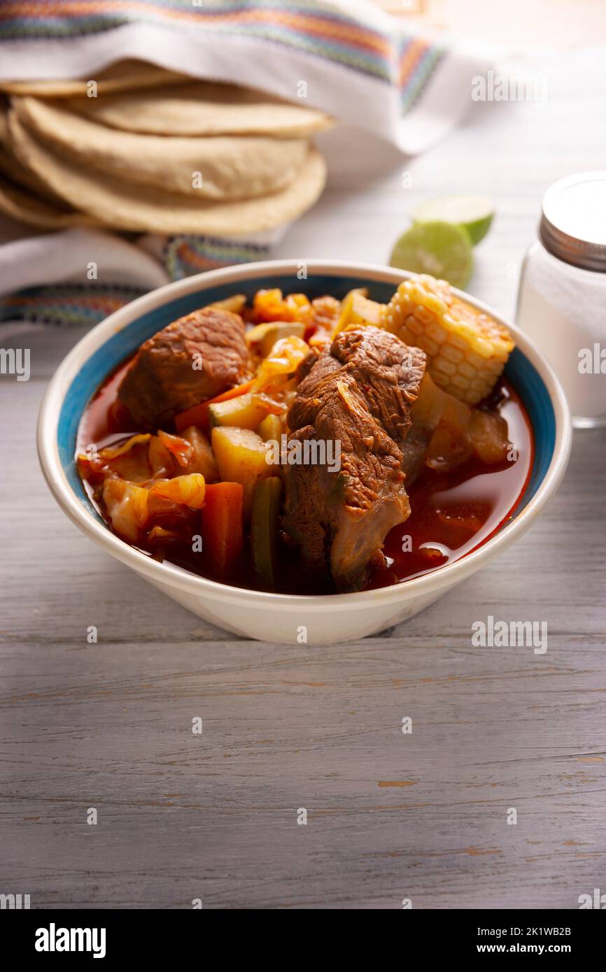 Mole de Olla. C'est un repas équilibré d'une casserole, plat typique de la région centrale du Mexique, c'est un ragoût de type soupe à base de boeuf et de légumes. C'est le cas Banque D'Images