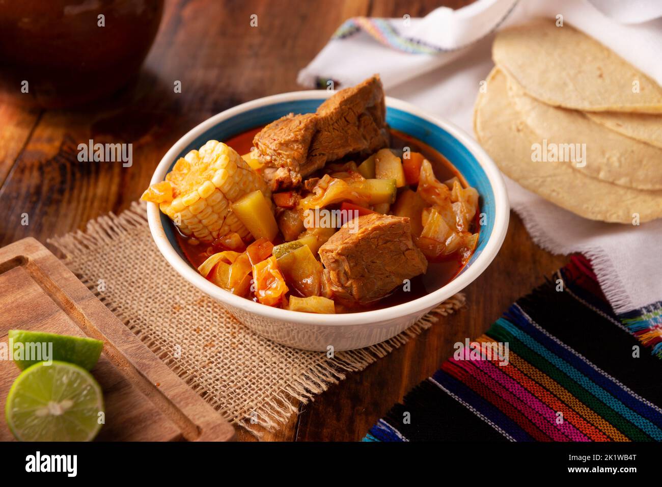 Mole de Olla. C'est un repas équilibré d'une casserole, plat typique de la région centrale du Mexique, c'est un ragoût de type soupe à base de boeuf et de légumes. C'est le cas Banque D'Images