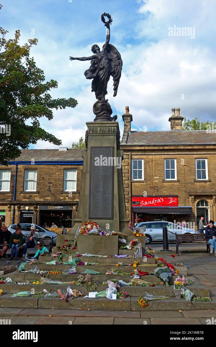 War Memorial, Pro Patria, Norfolk Square cenotaph, Central Glossop, High Peak, Derbyshire, Angleterre, Royaume-Uni, SK13 8BP Banque D'Images