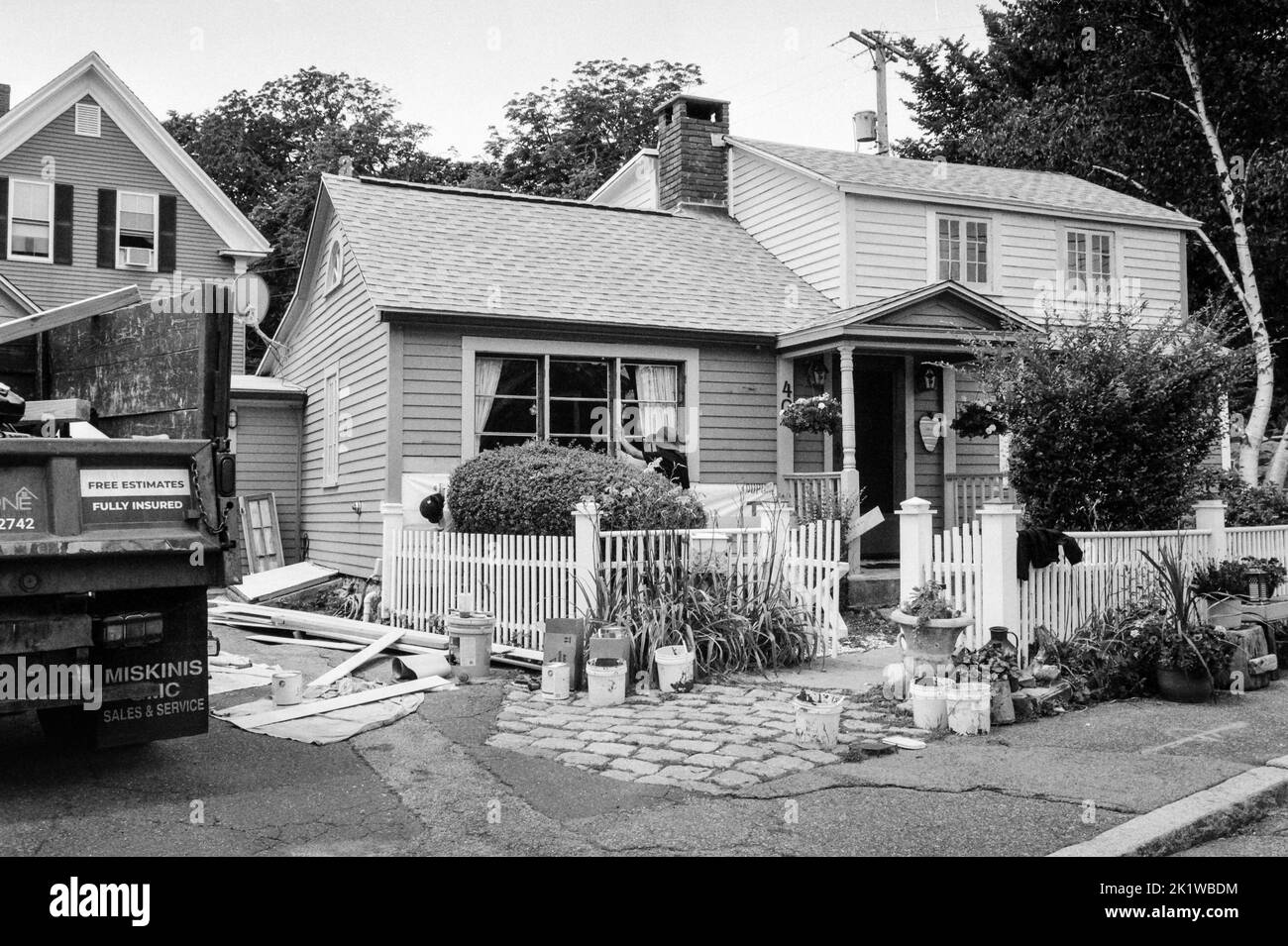 Une maison d'été en cours de rénovation/rénovation sur le col rocailleux de Gloucester, Massachusetts. L'image a été capturée sur film analogique noir et blanc. Banque D'Images