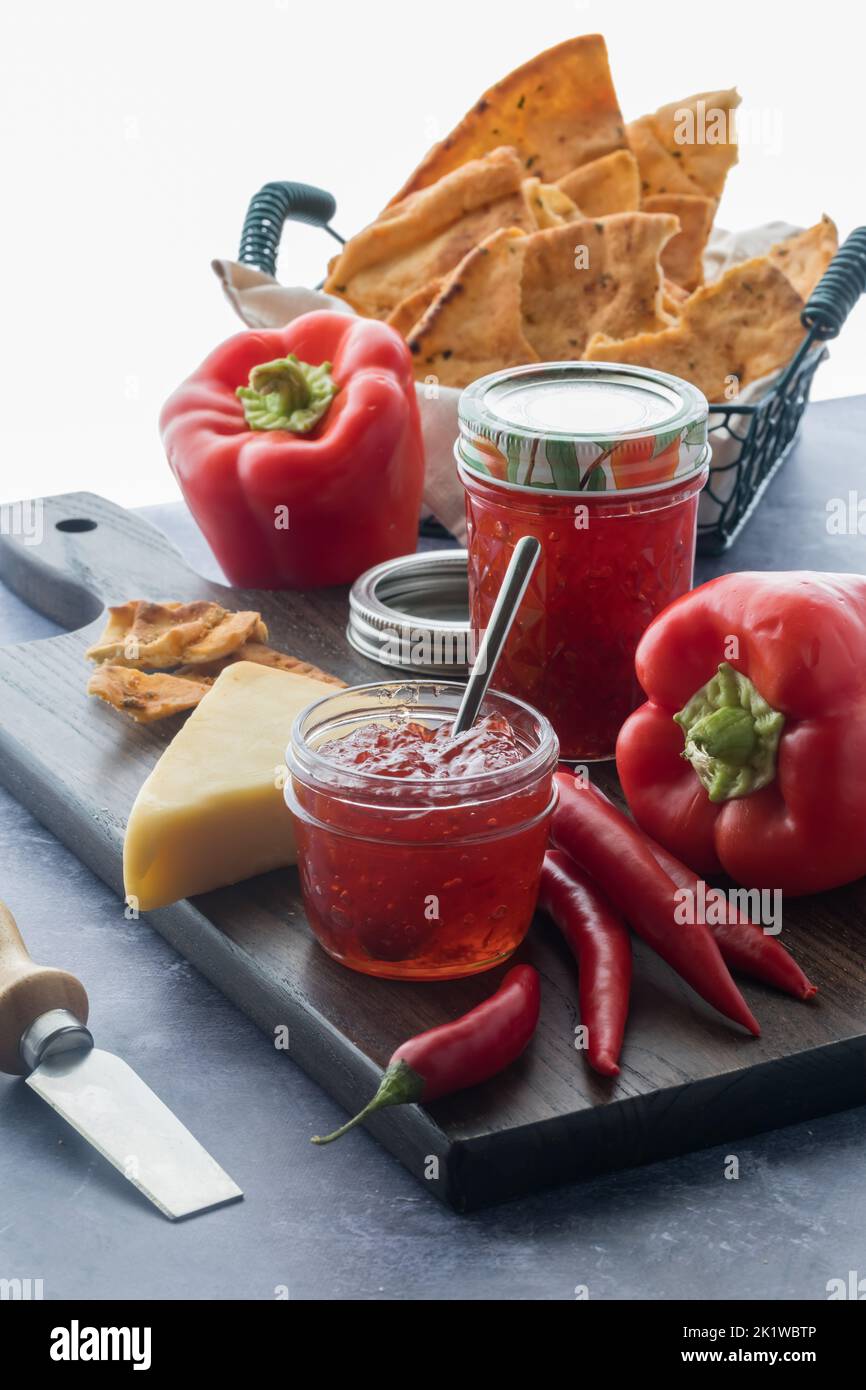 Un arrangement de gelée de piment avec du pain de Cracker et du fromage. Banque D'Images