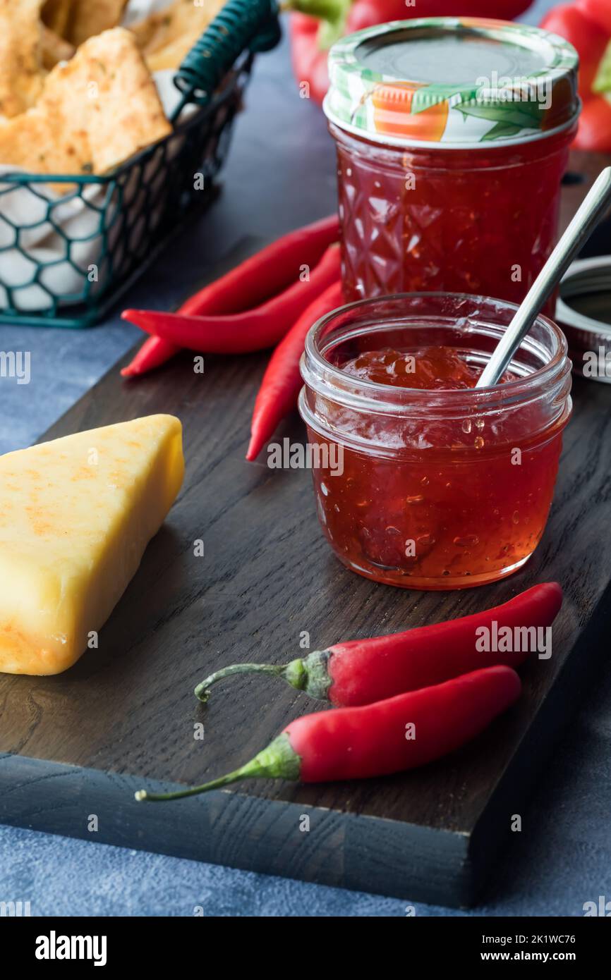 Des bocaux de délicieux piments chauds faits maison avec fromage et biscuits secs. Banque D'Images