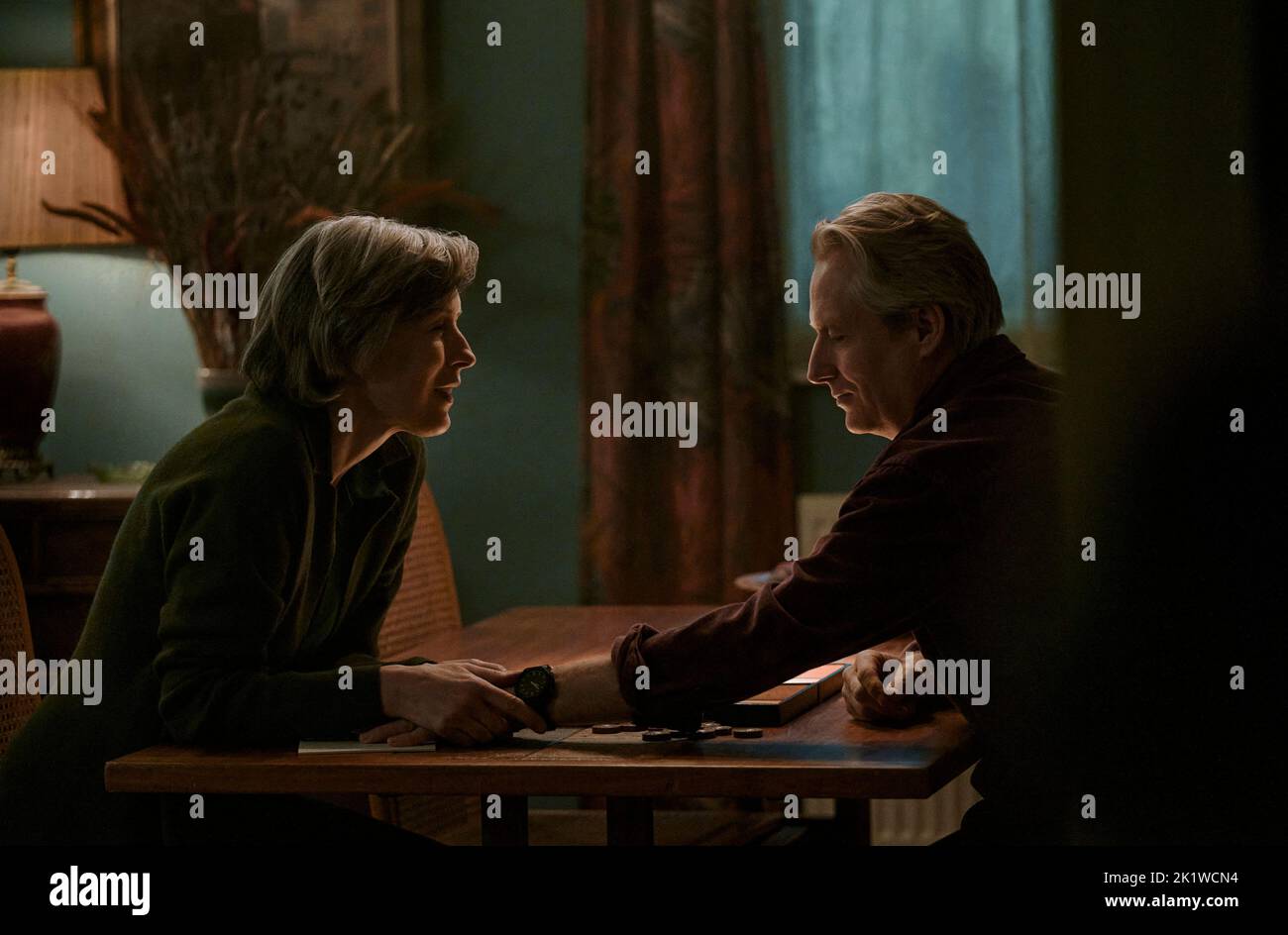 DATE DE SORTIE: 21 octobre 2022. TITRE: Mon policier. STUDIO: Amazon Studios. DIRECTEUR: Michael Grandage. PARCELLE: L'arrivée de Patrick dans Marion et la maison de Tom déclenche l'exploration des événements sismiques de 40 ans auparavant. AVEC: GINA MCKEE comme Marion, LINUS ROACHE comme Tom. (Image de crédit : © Amazon Studios/Entertainment Pictures) Banque D'Images