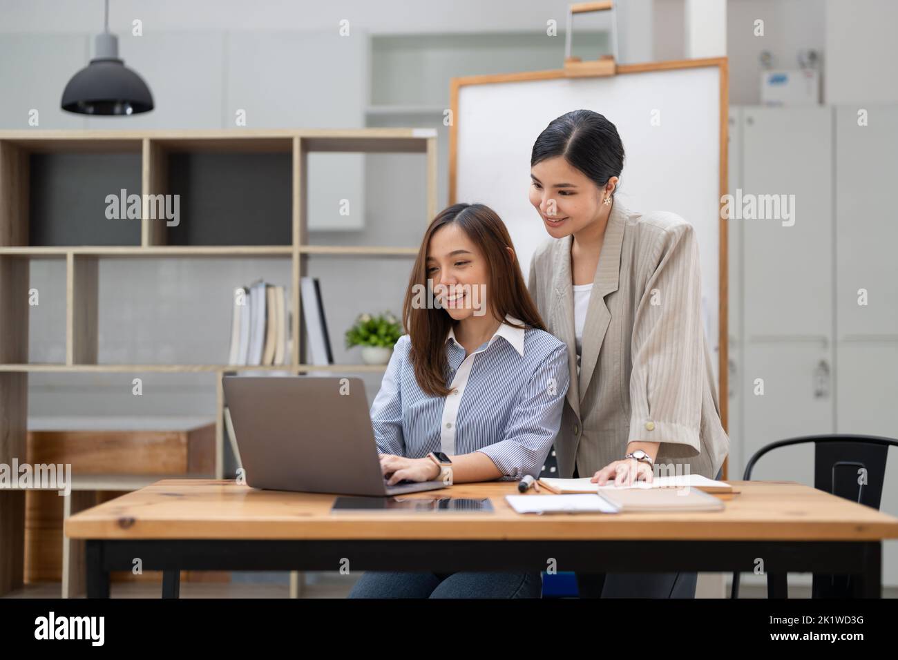 groupe de gens d'affaires remue-méninges décrit la liste de travailler ensemble au bureau. avec le nouveau plan de projet de financement pendant la discussion à Banque D'Images