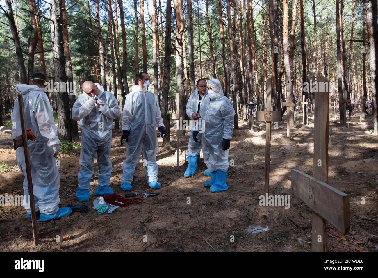 Izium, Ukraine. 19th septembre 2022. Les membres du Service d'urgence ukrainien sont enterrés en masse lors de l'exhumation dans la ville d'Izium, récemment libérée par les forces armées ukrainiennes, dans la région de Kharkiv. Un site d'enfouissement de masse a été trouvé après que les troupes ukrainiennes ont repris la ville d'Izium. Crédit : SOPA Images Limited/Alamy Live News Banque D'Images