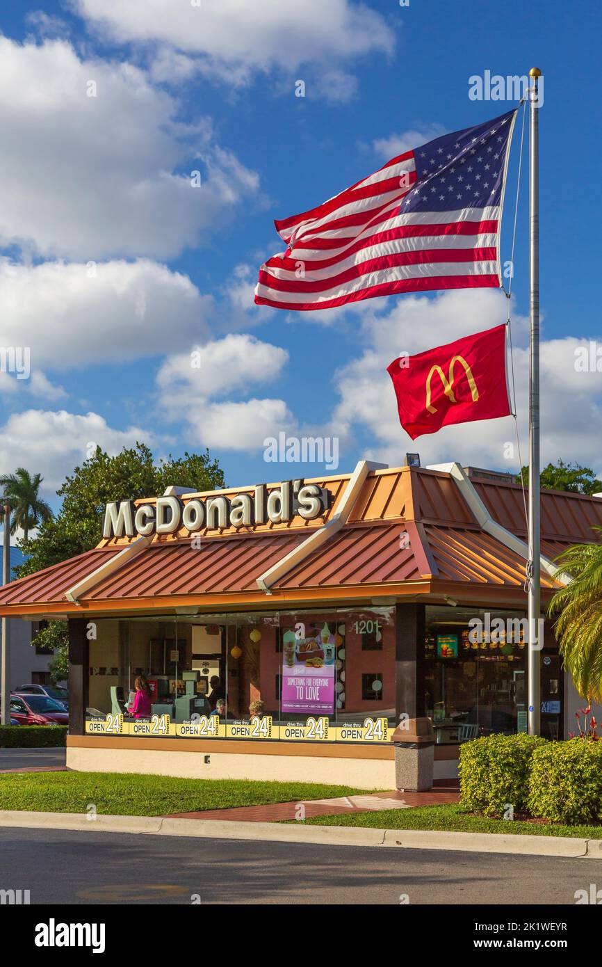 Un restaurant de restauration rapide McDonald's à fort Lauderdale, Floride, États-Unis. Banque D'Images