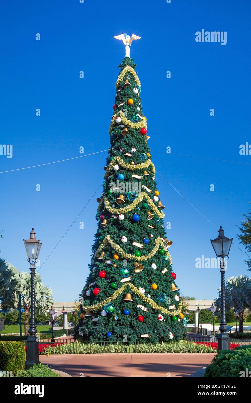 Un grand arbre de Noël décoré à Epcot Center, Orlando, Floride, États-Unis. Banque D'Images