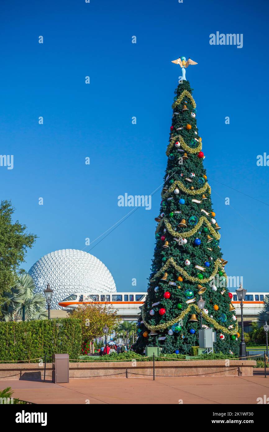 Un grand arbre de Noël décoré à Epcot Center, Orlando, Floride, États-Unis. Banque D'Images