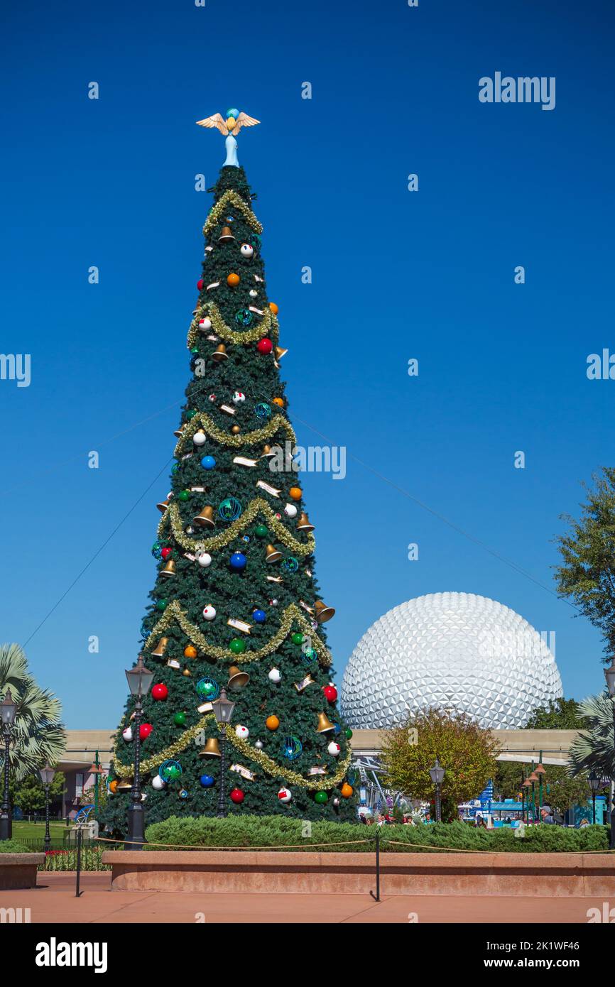 Un grand arbre de Noël décoré à Epcot Center, Orlando, Floride, États-Unis. Banque D'Images