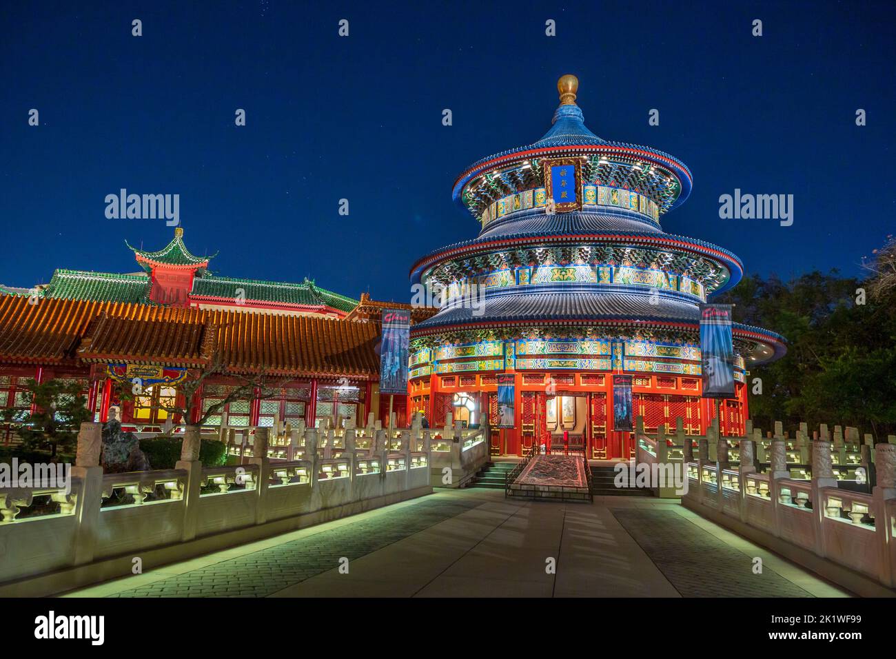 Le pavillon chinois s'illumina la nuit à Epcot Center, Orlando, Floride, États-Unis. Banque D'Images