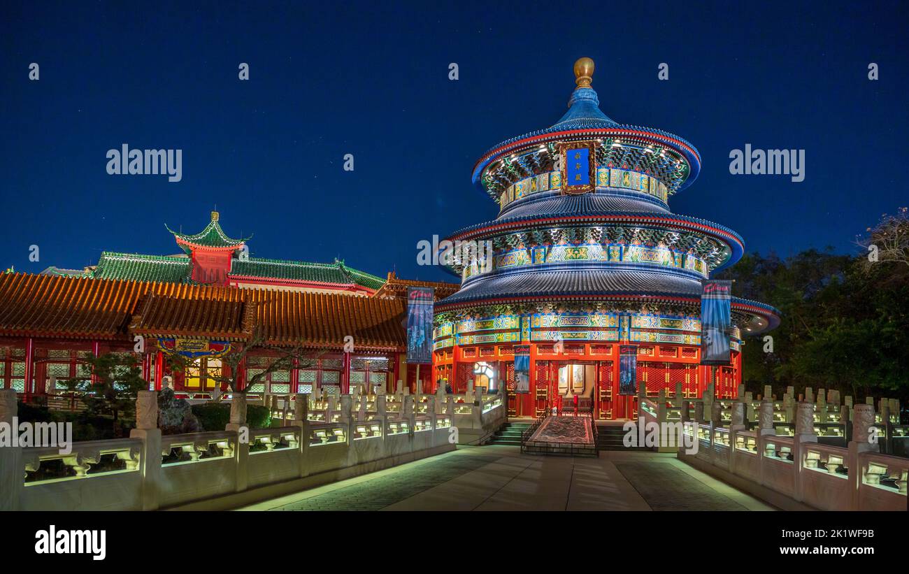 Le pavillon chinois s'illumina la nuit à Epcot Center, Orlando, Floride, États-Unis. Banque D'Images