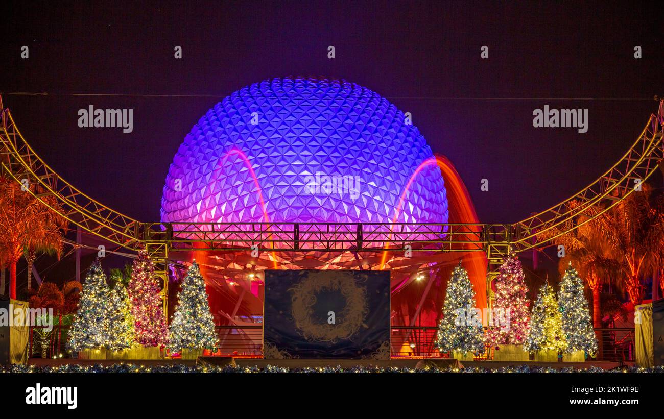 Le dôme de la Terre Spaceship s'illumina la nuit à Epcot Center, Orlando, Floride, États-Unis. Banque D'Images