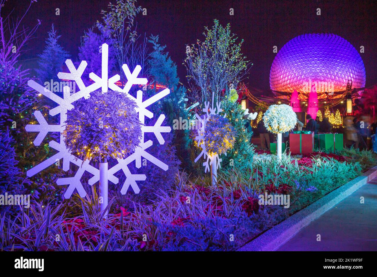 Le dôme de la Terre Spaceship et un thème de Noël illuminés la nuit à Epcot Center, Orlando, Floride, États-Unis. Banque D'Images