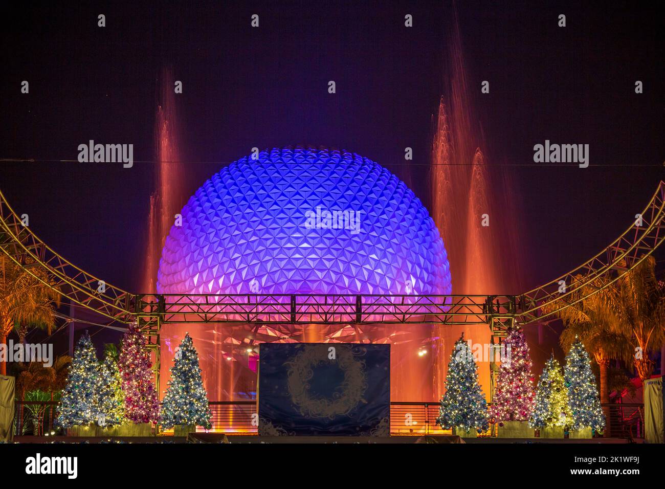Le dôme de la Terre Spaceship s'illumina la nuit à Epcot Center, Orlando, Floride, États-Unis. Banque D'Images