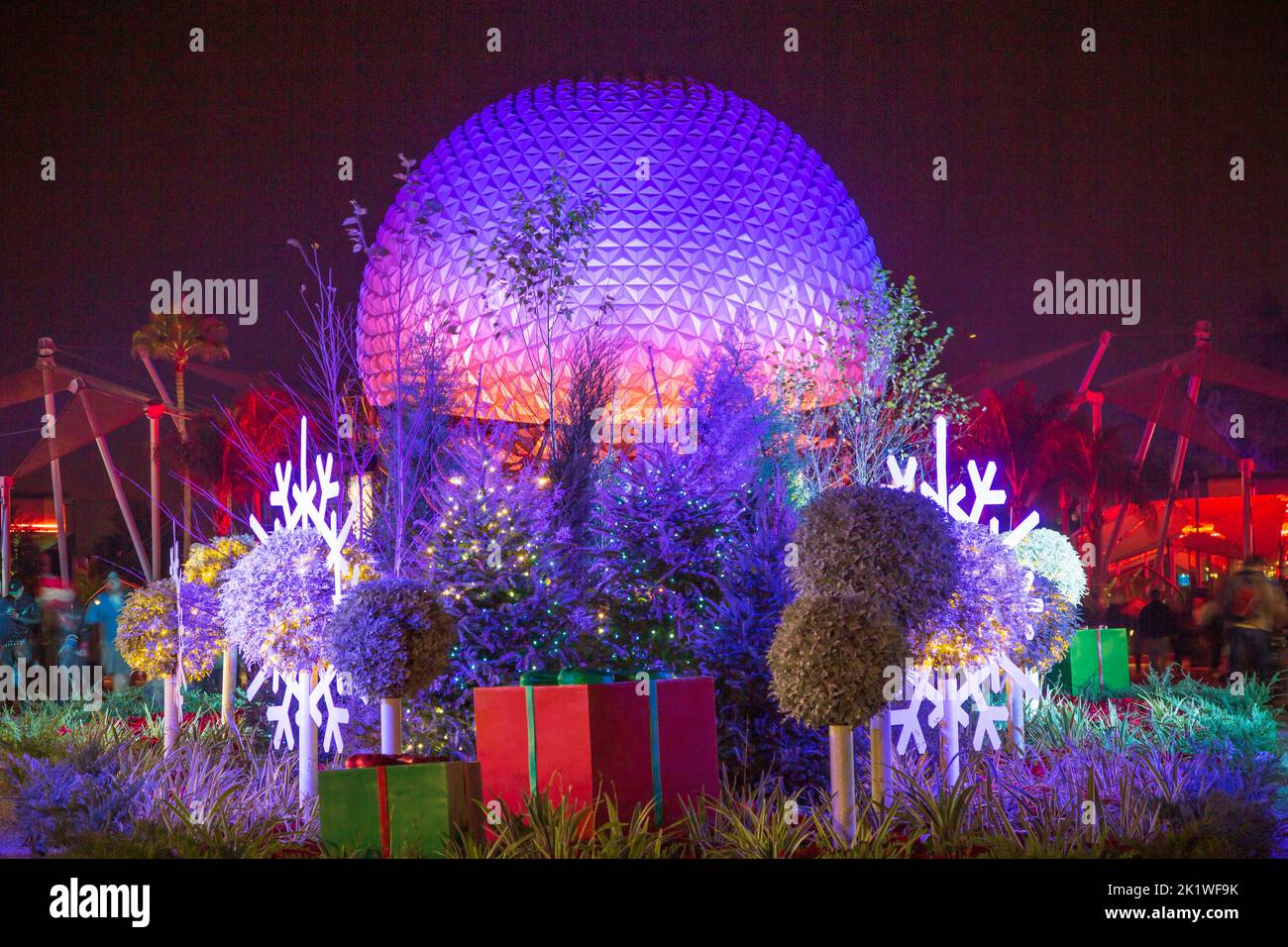 Le dôme de la Terre Spaceship et un thème de Noël illuminés la nuit à Epcot Center, Orlando, Floride, États-Unis. Banque D'Images
