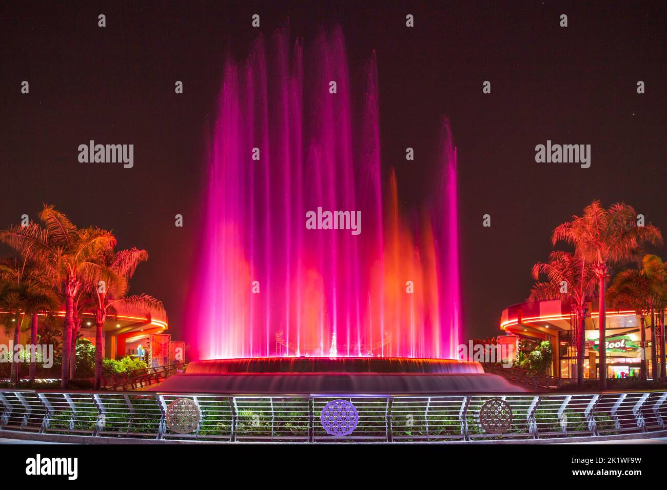 Une fontaine colorée illuminée la nuit à Epcot Center, Orlando, Floride, États-Unis. Banque D'Images