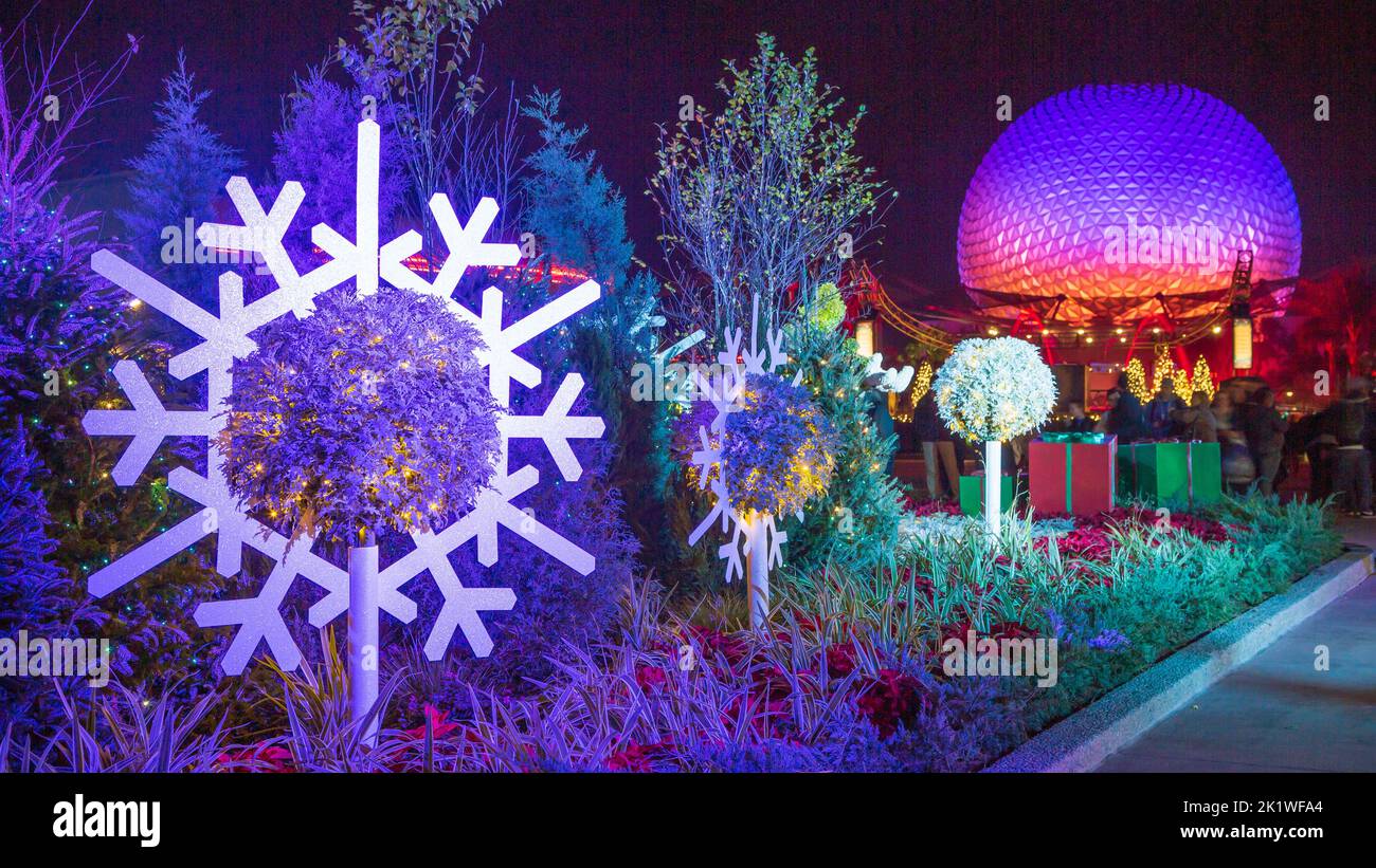 Le dôme de la Terre Spaceship et un thème de Noël illuminés la nuit à Epcot Center, Orlando, Floride, États-Unis. Banque D'Images