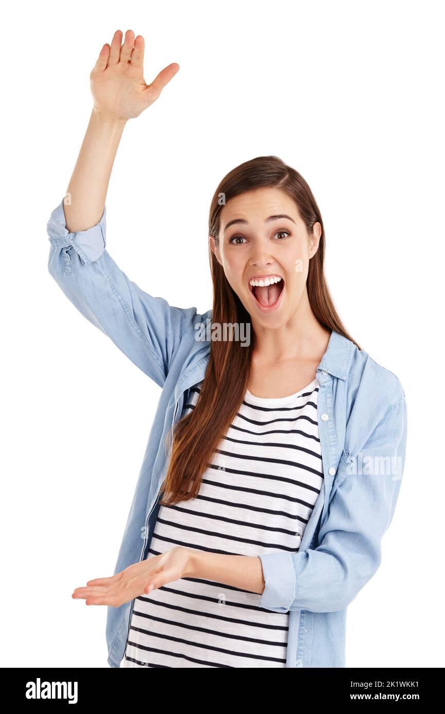 Je ne plaisante pas, c'est si grand. Photo studio d'une belle jeune femme indiquant une grande taille avec ses mains sur fond blanc Banque D'Images
