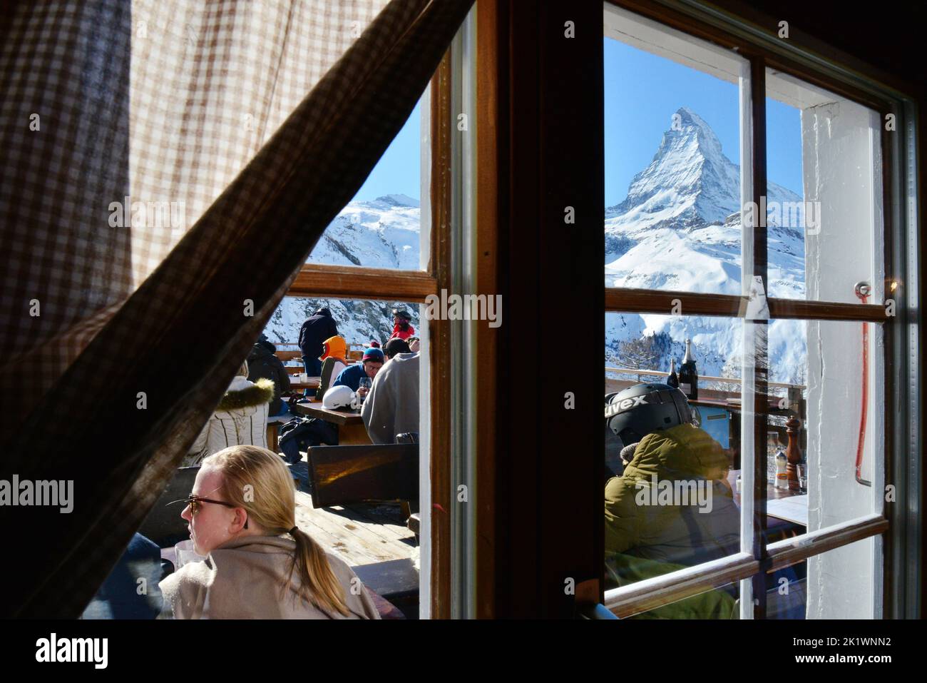 Suisse. Canton du Valais. Zermatt. Le restaurant d'altitude Alphitta en face du Cervin. Banque D'Images