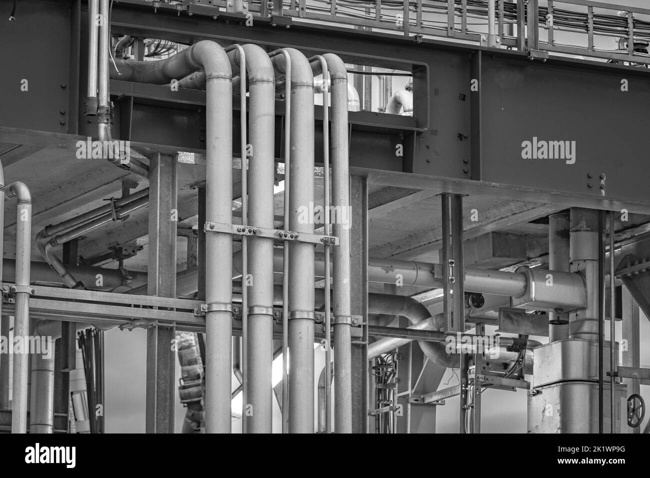 Un cliché en échelle de gris de pipelines provenant d'une usine allemande Banque D'Images