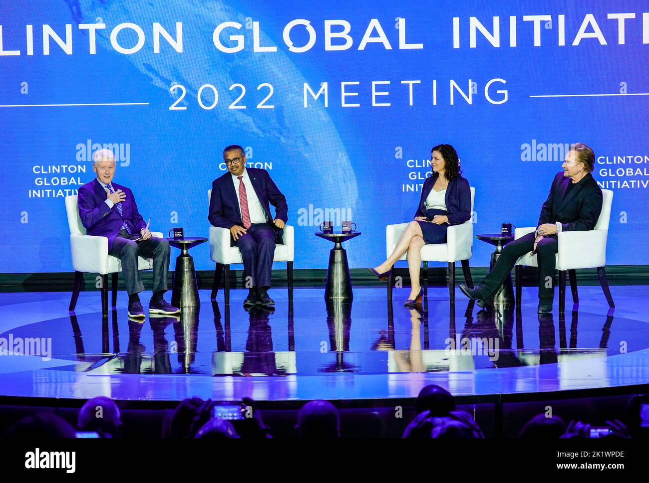 09/20/2022 New York, New York Bill Clinton, Dr Tedros Adhanom Ghebreyesus, Dr Karen Hayden MIGA, Bono lors de l'Initiative mondiale Clinton 2022 qui s'est tenue au Hilton Midtown Tuesday 20 septembre 2022 à New York. Photo de Jennifer Graylock-Alamy News 917-519-7666 Banque D'Images
