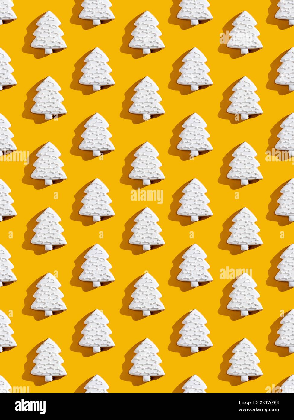 Motif sapin de Noël blanc. Arrière-plan orange transparent. Décoration art festif. Symbole des vacances d'hiver. Résumé créatif symétrique arrangeme Banque D'Images