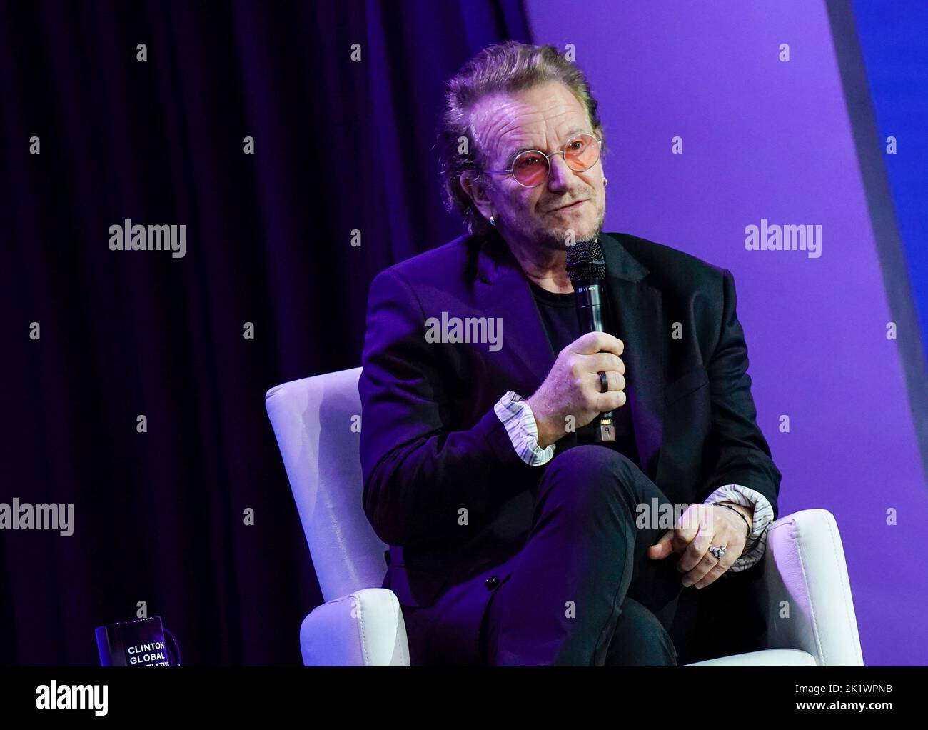 09/20/2022 New York, New York Bono lors de la Clinton Global Initiative 2022 qui s'est tenue au Hilton Midtown Tuesday 20 septembre 2022 à New York. Photo de Jennifer Graylock-Alamy News 917-519-7666 Banque D'Images