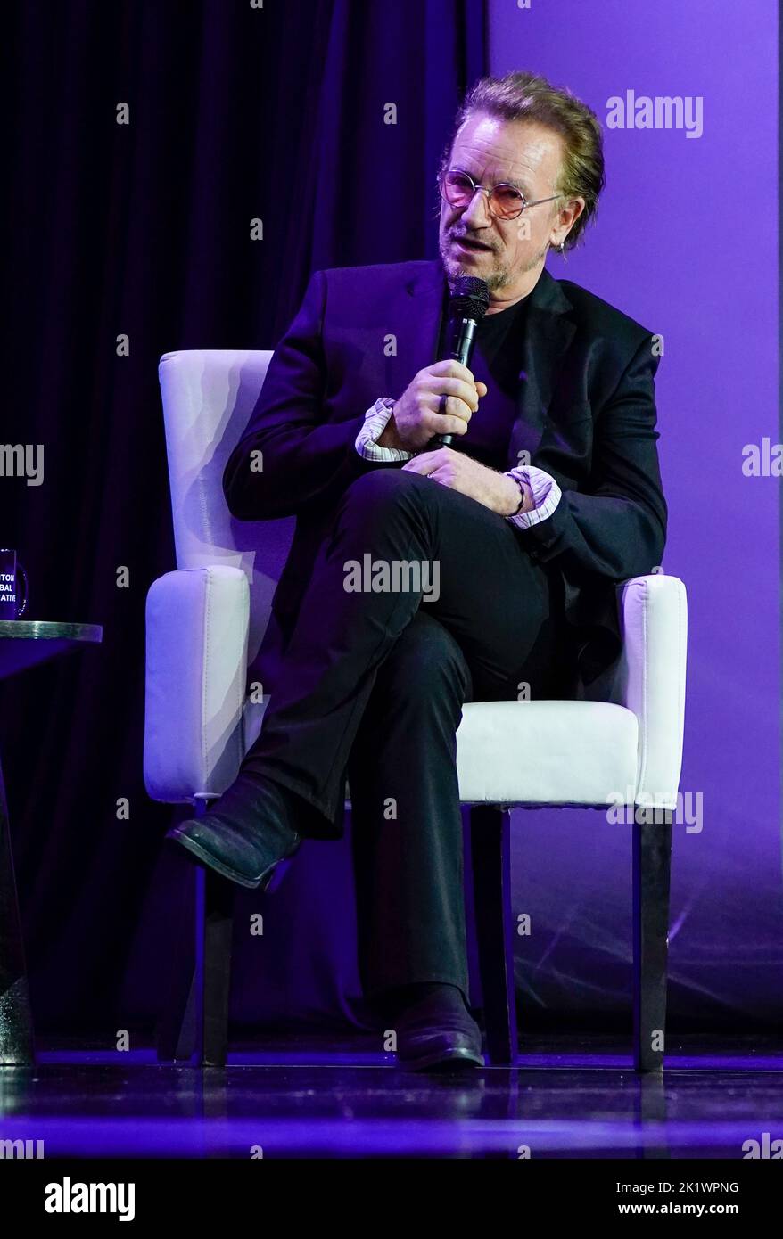 09/20/2022 New York, New York Bono lors de la Clinton Global Initiative 2022 qui s'est tenue au Hilton Midtown Tuesday 20 septembre 2022 à New York. Photo de Jennifer Graylock-Alamy News 917-519-7666 Banque D'Images