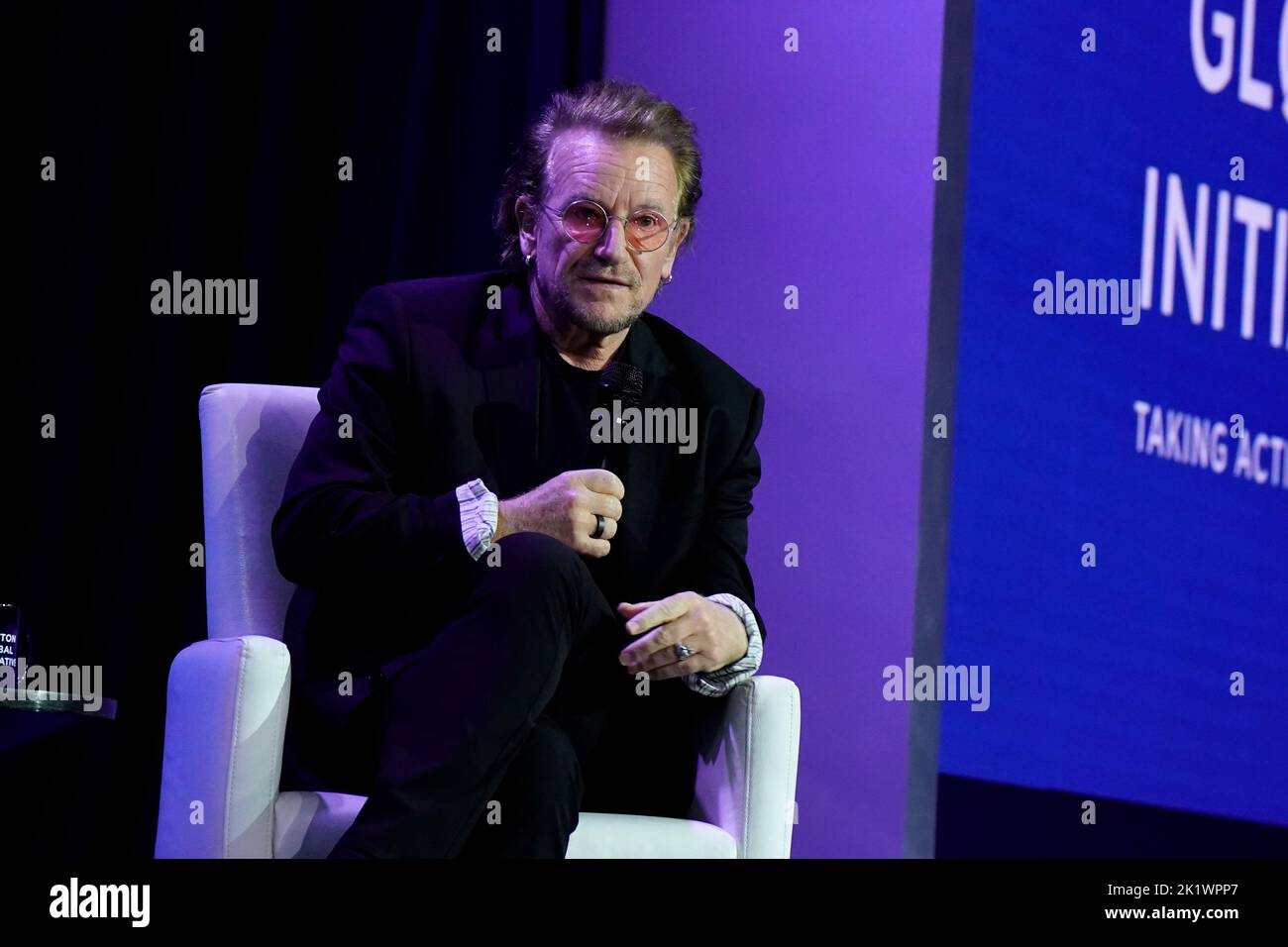 09/20/2022 New York, New York Bono lors de la Clinton Global Initiative 2022 qui s'est tenue au Hilton Midtown Tuesday 20 septembre 2022 à New York. Photo de Jennifer Graylock-Alamy News 917-519-7666 Banque D'Images