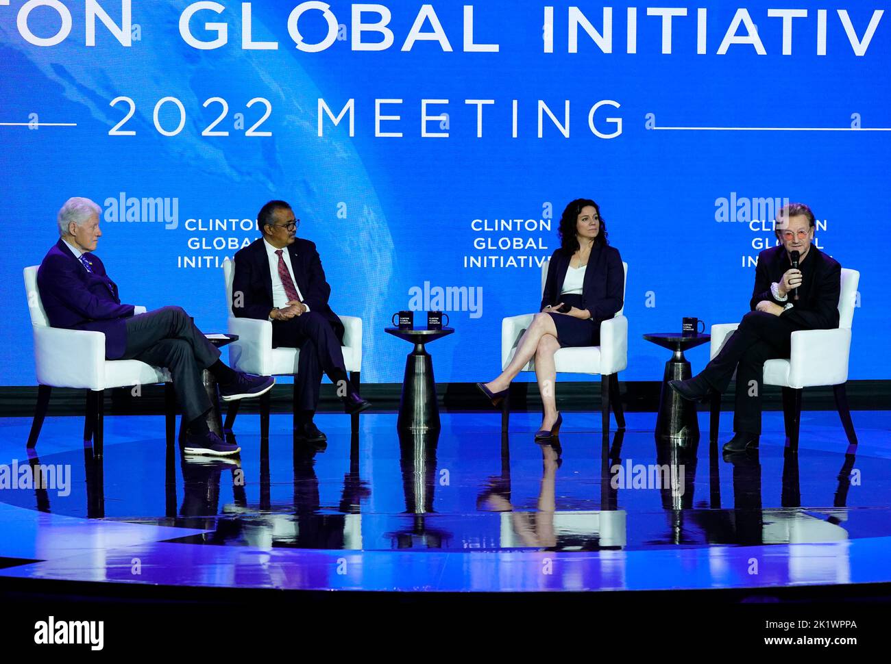 09/20/2022 New York, New York Bill Clinton, Dr Tedros Adhanom Ghebreyesus, Dr Karen Hayden MIGA, Bono lors de l'Initiative mondiale Clinton 2022 qui s'est tenue au Hilton Midtown Tuesday 20 septembre 2022 à New York. Photo de Jennifer Graylock-Alamy News 917-519-7666 Banque D'Images