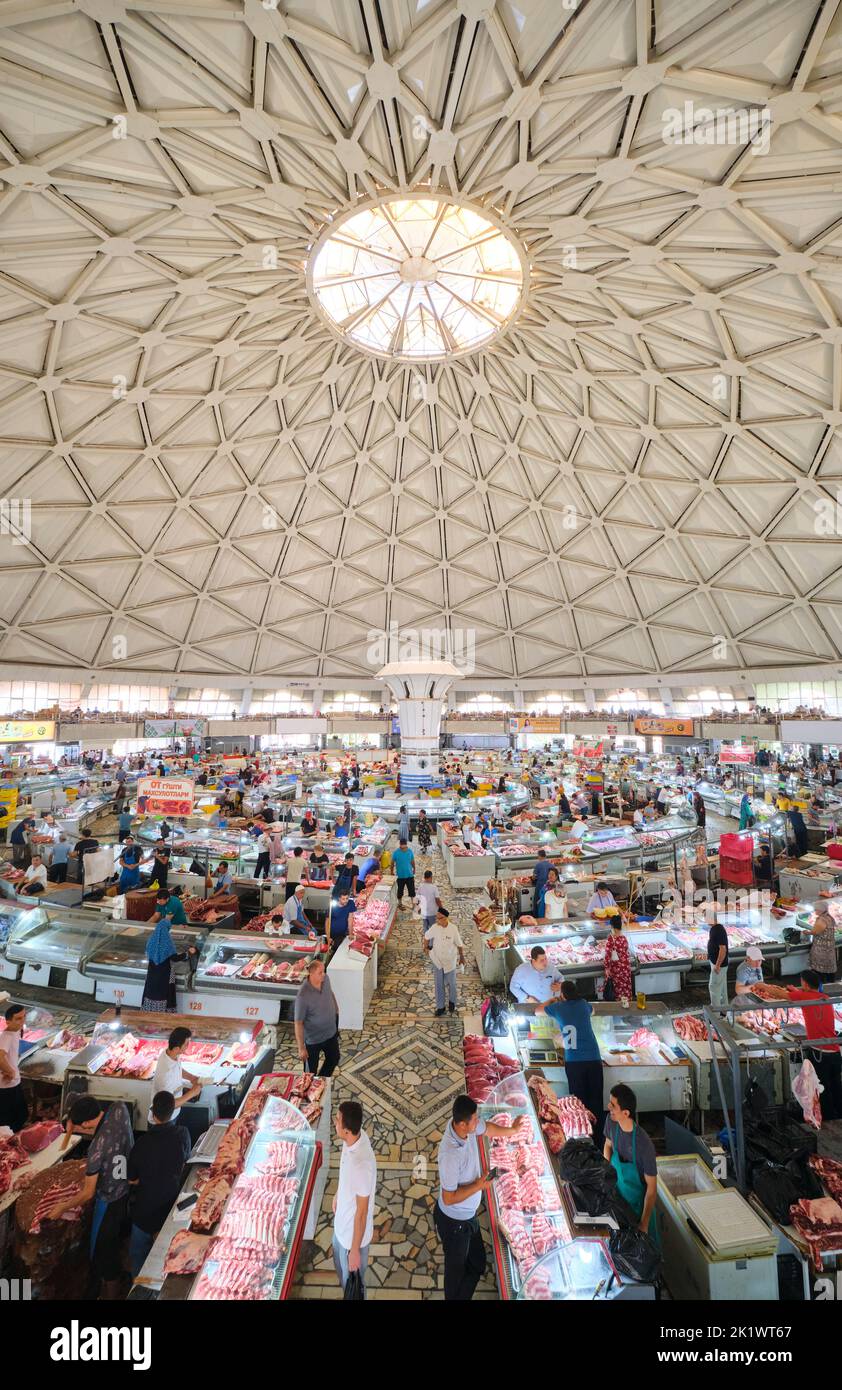 Vue d'ensemble des étals de viande et de produits laitiers sous le grand dôme central. Au marché de Chorsu, Bazar à Tachkent, Ouzbékistan. Banque D'Images Vue d'ensemble des étals de viande et de produits laitiers sous le grand dôme central. Au marché de Chorsu, Bazar à Tachkent, Ouzbékistan. Banque D'Images