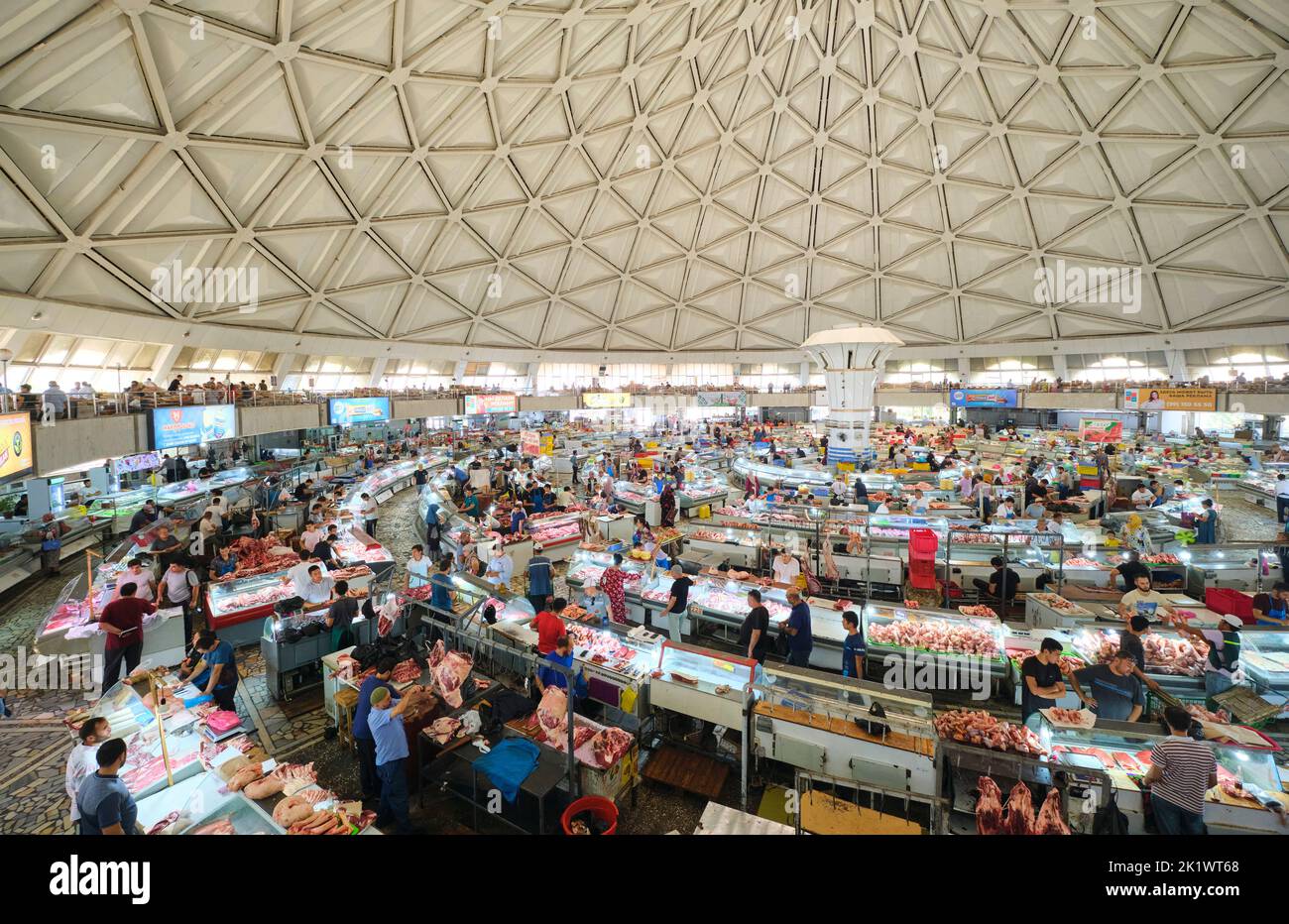 Vue d'ensemble des étals de viande et de produits laitiers sous le grand dôme central. Au marché de Chorsu, Bazar à Tachkent, Ouzbékistan. Banque D'Images Vue d'ensemble des étals de viande et de produits laitiers sous le grand dôme central. Au marché de Chorsu, Bazar à Tachkent, Ouzbékistan. Banque D'Images