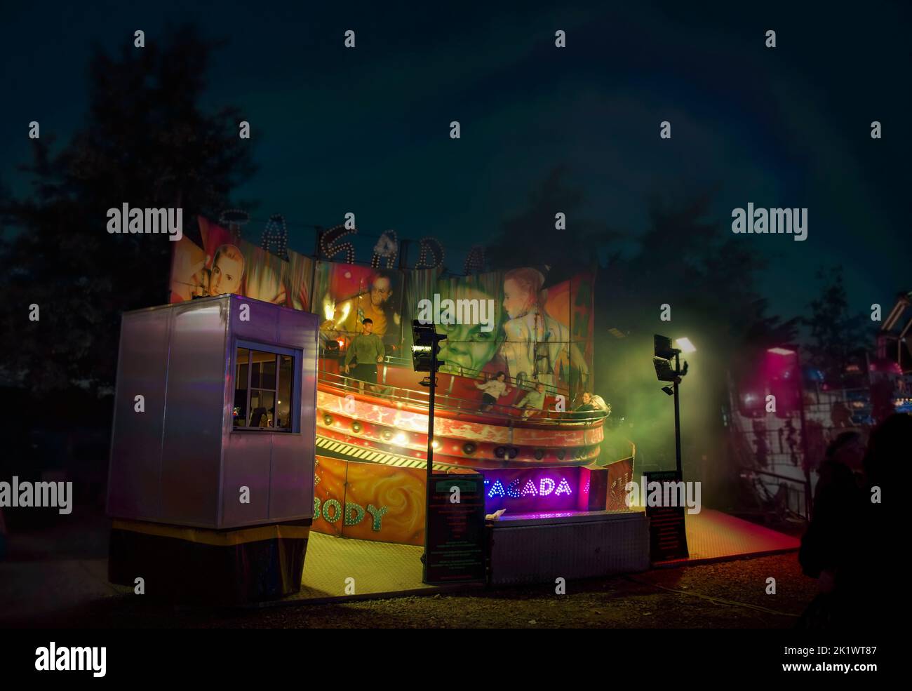 Tours de spinning, waltzer au funfair en été la nuit. Banque D'Images