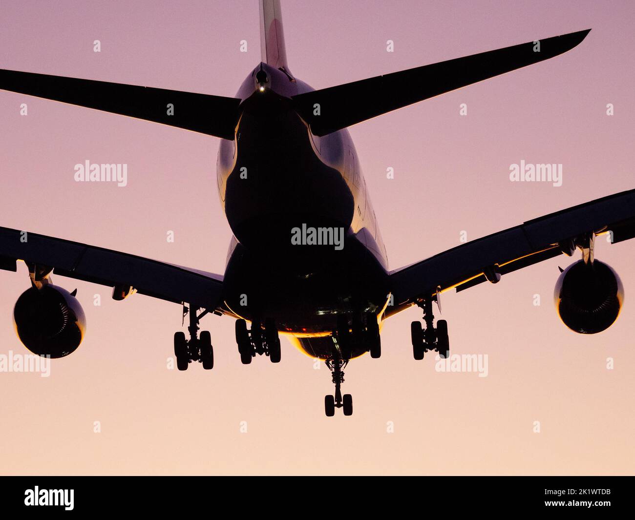 Richmond, Colombie-Britannique, Canada. 19th septembre 2022. Un avion de ligne Airbus A380 de British Airways (G-XREC) en vol au crépuscule, à l'aéroport international de Vancouver. (Image de crédit : © Bayne Stanley/ZUMA Press Wire) Banque D'Images