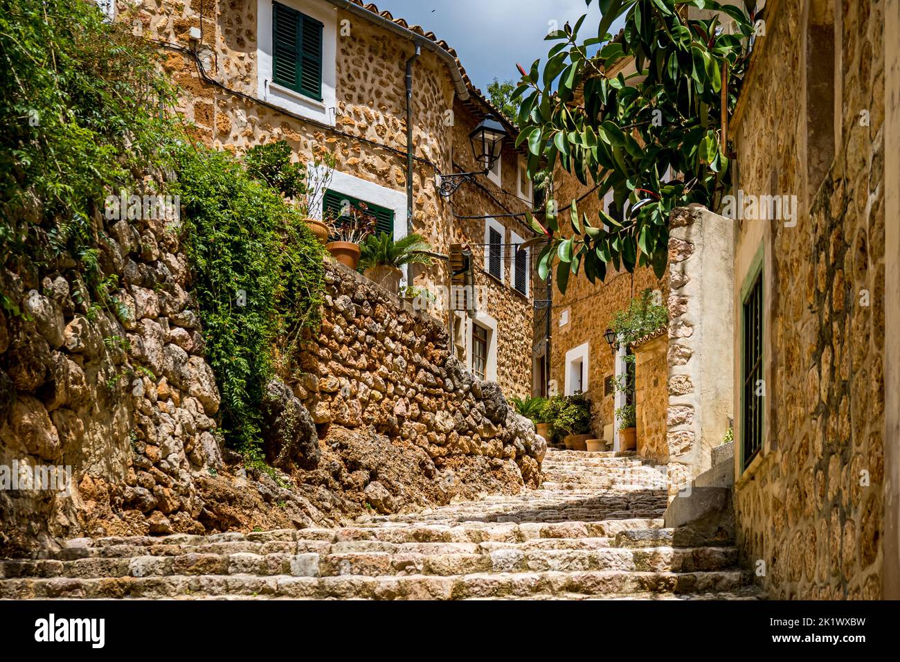 Curved alley Banque de photographies et d’images à haute résolution - Alamy