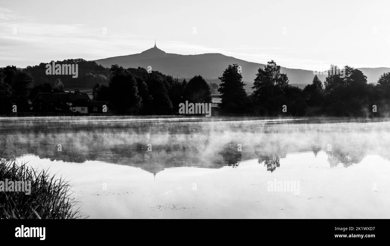 Matin idyllique ensoleillé et brumeux à l'eau Banque D'Images