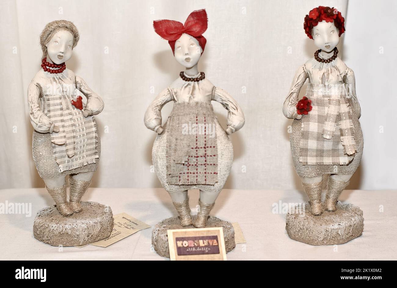 Une série de poupées folkloriques ukrainiennes à collectionner exposées à l'exposition Fashion Doll International à Kiev, en Ukraine. Banque D'Images