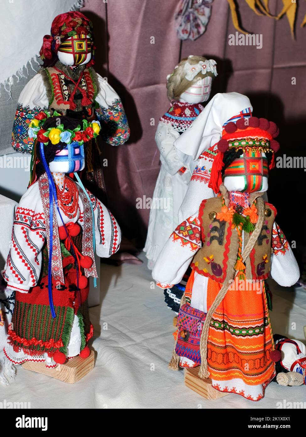 Une série de quatre poupées folkloriques ukrainiennes à collectionner exposées à l'exposition Fashion Doll International à Kiev, en Ukraine. Banque D'Images