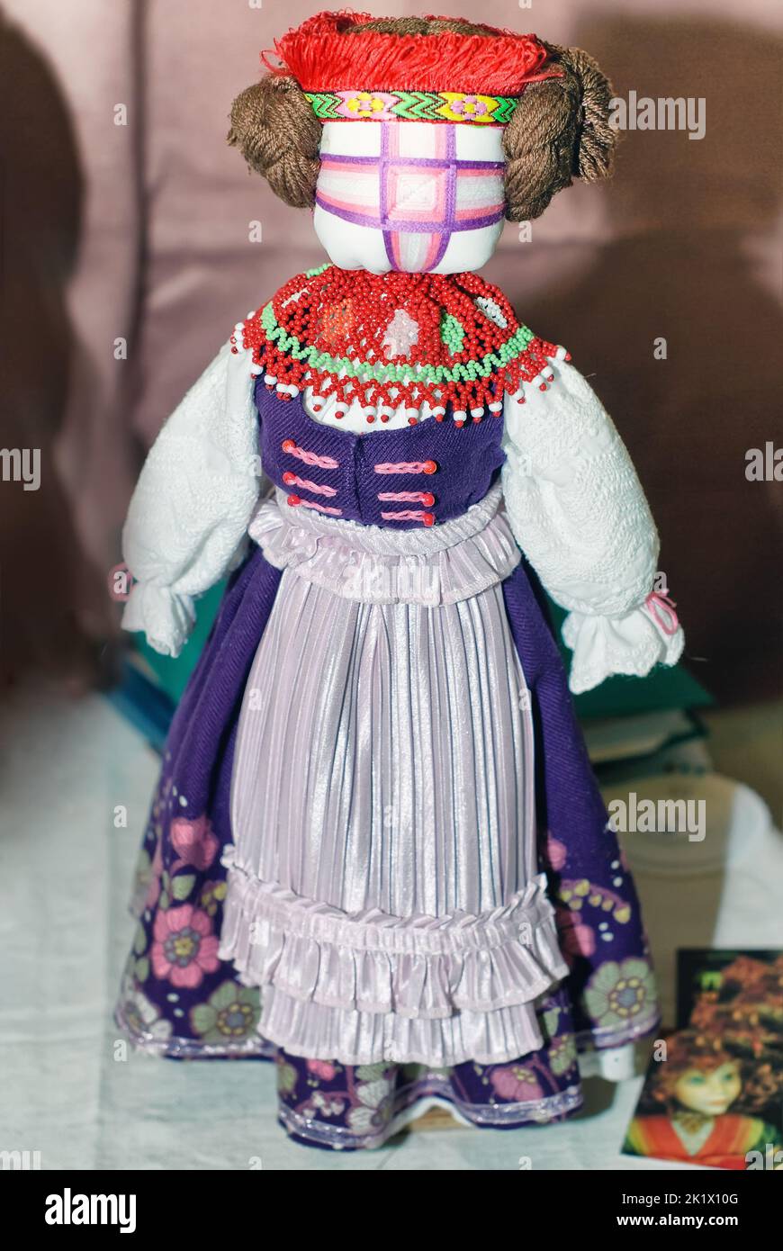 Une poupée de collection simplifiée en costume traditionnel ukrainien multicolore est exposée à l'exposition internationale Fashion Doll à Kiev, en Ukraine. Banque D'Images