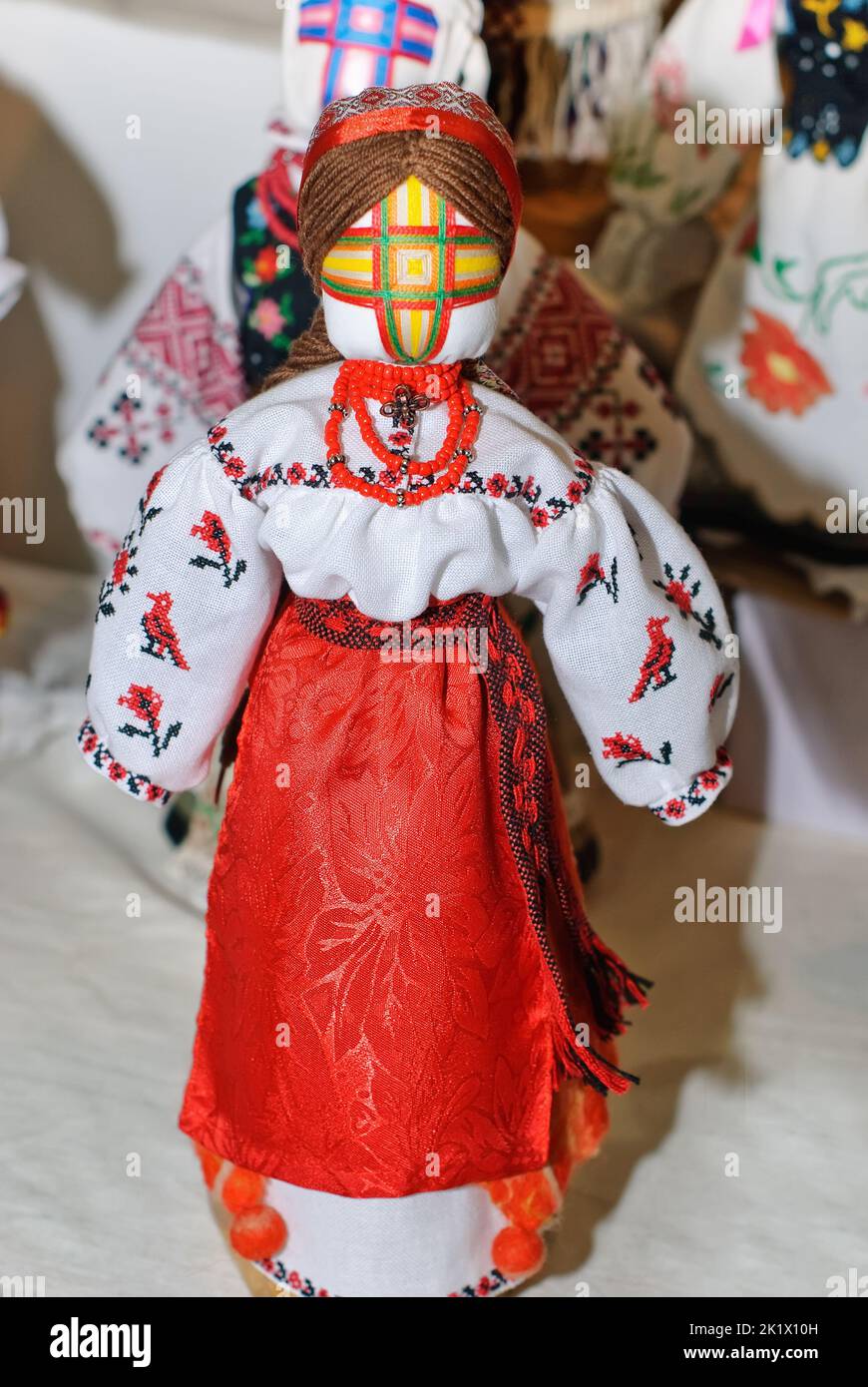 Une poupée de collection simplifiée en costume traditionnel ukrainien Banque D'Images