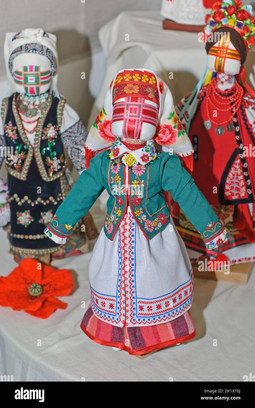 Une série de poupées folkloriques ukrainiennes de collection est exposée à l'exposition internationale Fashion Doll à Kiev, en Ukraine Banque D'Images