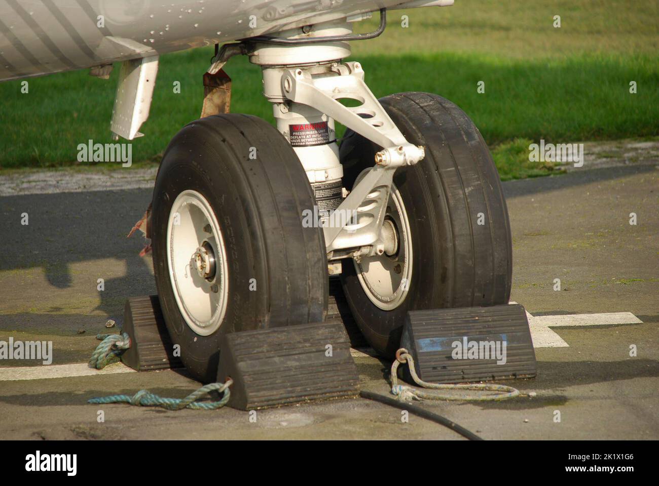 Train d'atterrissage d'un British Aerospace BAE146 Avro RJX, aéroport de Manchester, Royaume-Uni. Banque D'Images
