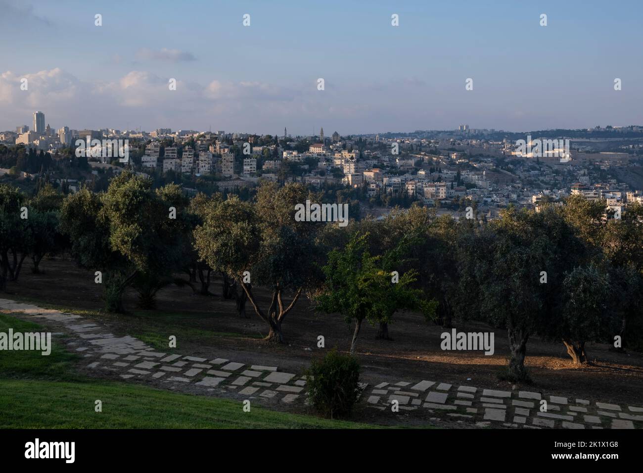 Vue sur la ligne d'horizon de Jérusalem est et ouest en traversant la promenade Tayelet Haas à Armon Hanatziv, Jérusalem. Israël Banque D'Images