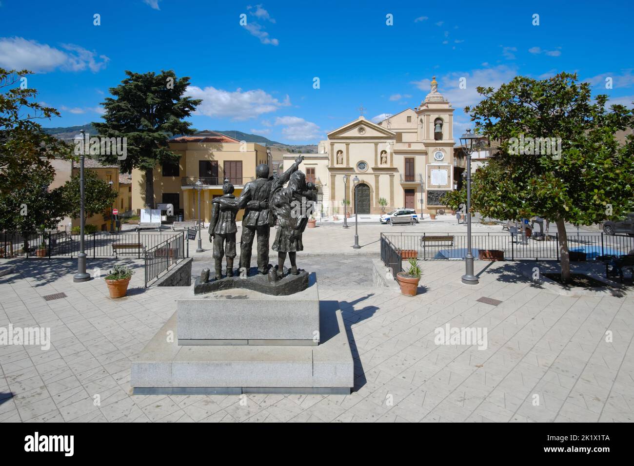 La place principale de Cefalà Diana avec le monument des émigrants et l'église de San Francesco di Paola en Sicile, Italie Banque D'Images