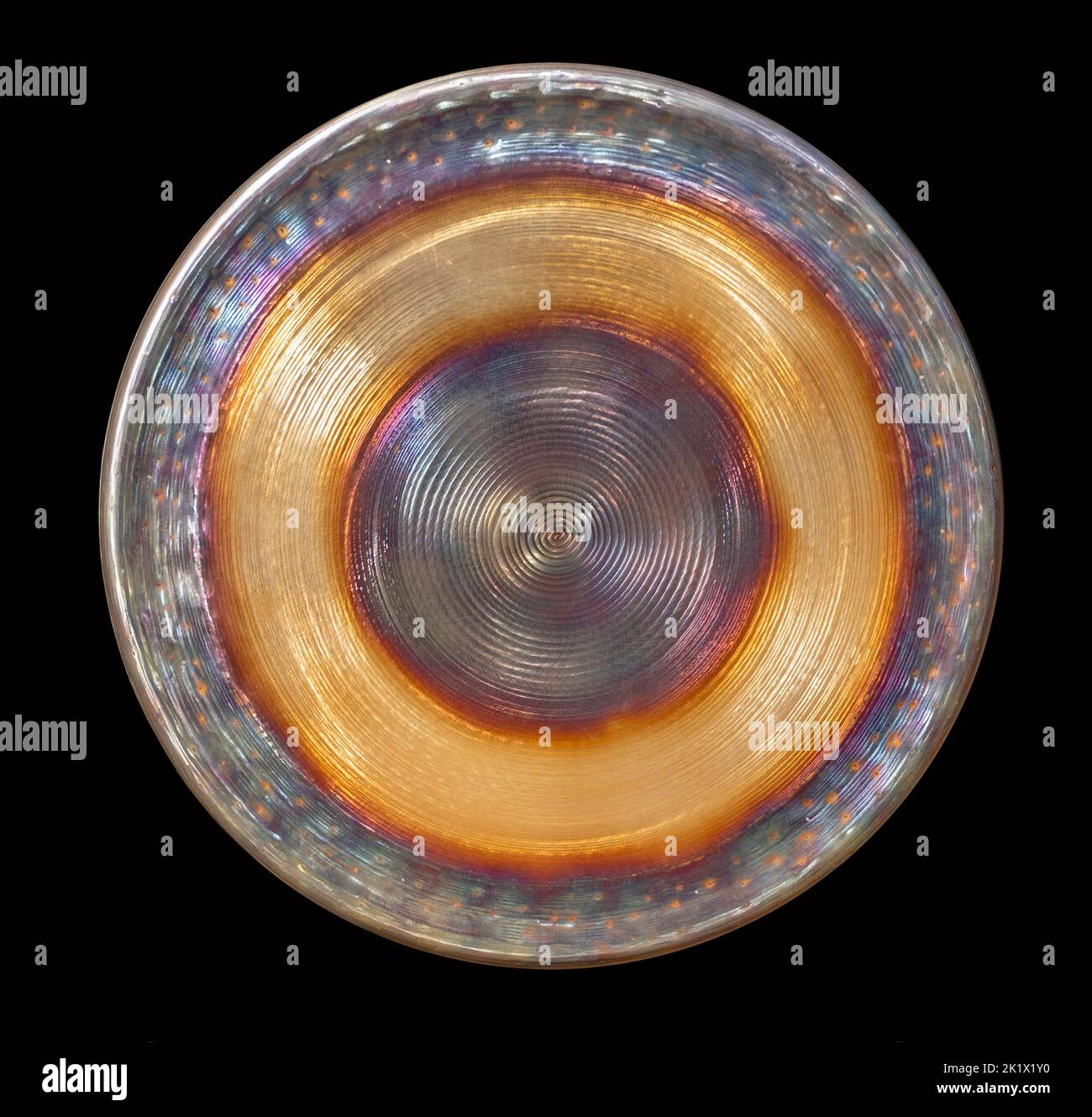 Gong métallique coloré isolé dans le dos noir Banque D'Images