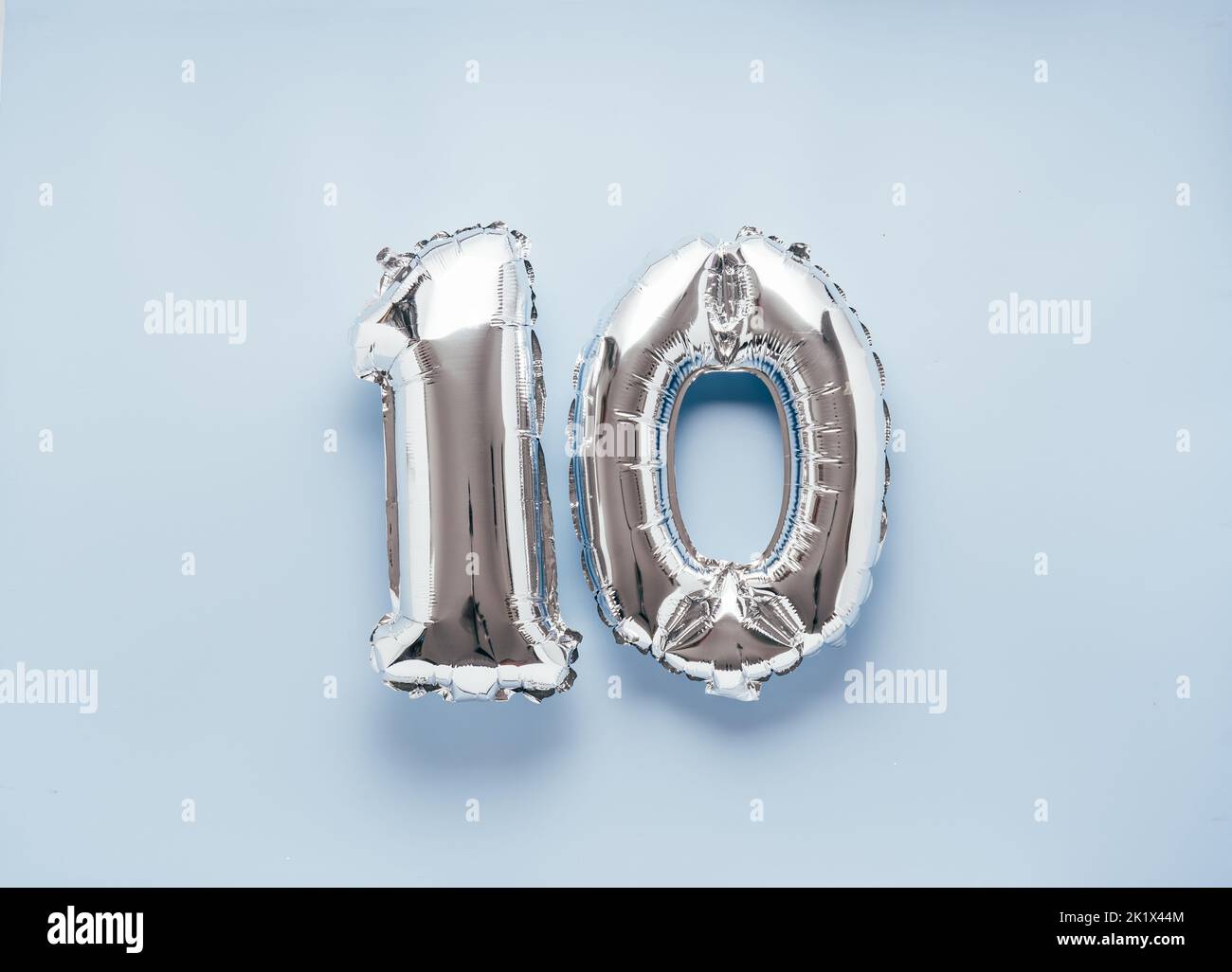 Silber ballon numéro 10 sur fond bleu clair pour votre nouvelle année de la fête d'anniversaire Banque D'Images