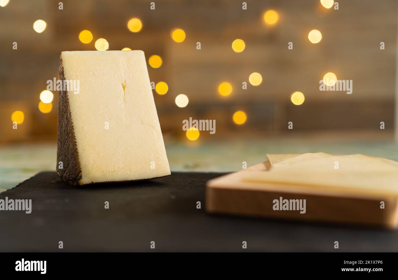 Un gros plan d'une tranche de fromage de brebis sur fond de bokeh Banque D'Images