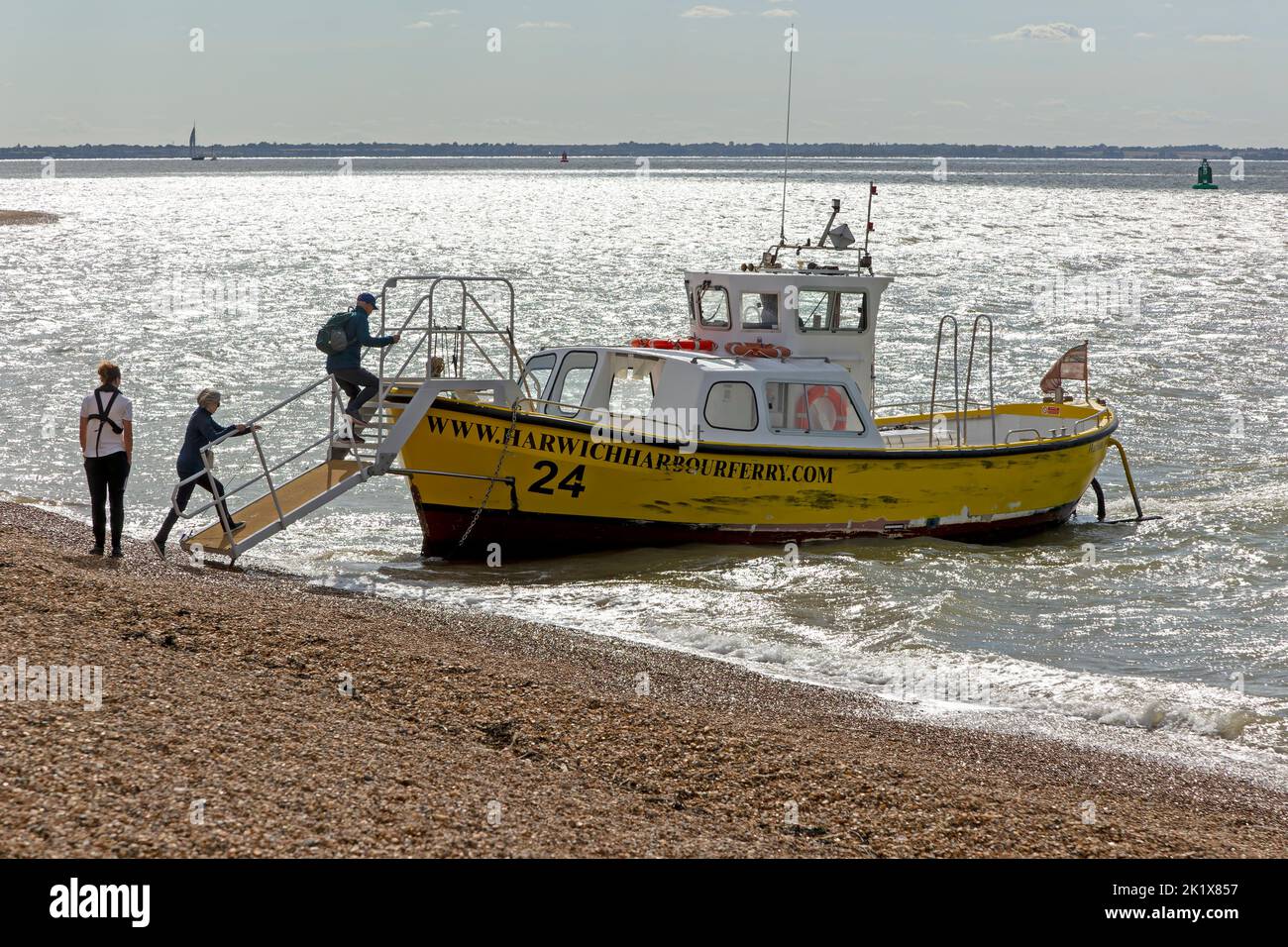 Les passagers du ferry de Harwich Harbour montent à Felixstowe, Suffolk, Angleterre, Royaume-Uni Banque D'Images